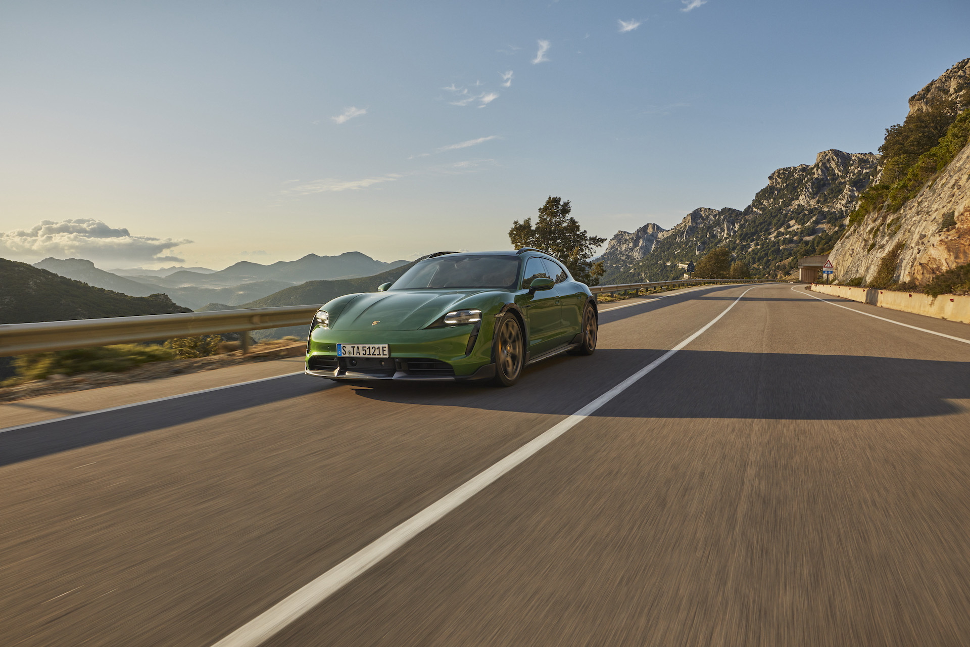 Porsche Taycan Cross Turismo 16