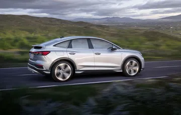Perfil lateral del Audi Q4 e-tron mostrando su diseño aerodinámico.