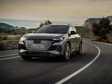 Vista dinámica del Audi Q4 e-tron abordando una curva.