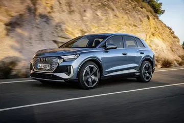 Vista lateral del Audi Q4 e-tron mostrando su aerodinámica carrocería.