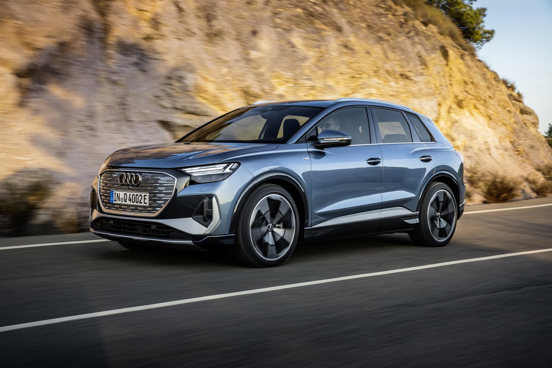 Vista lateral del Audi Q4 e-tron mostrando su aerodinámica carrocería.