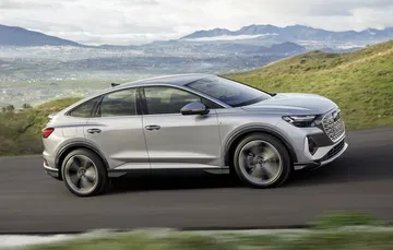 Vista lateral del Audi Q4 e-tron mostrando su línea aerodinámica y diseño moderno.