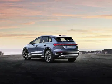 Vista lateral del Audi Q4 e-tron destacando su diseño aerodinámico.