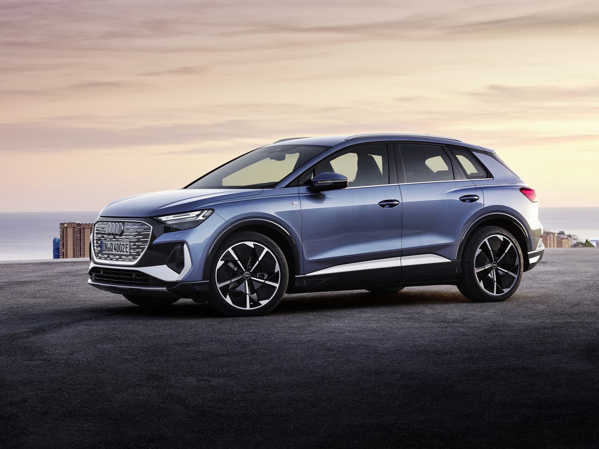 Vista lateral del Audi Q4 e-tron demostrando su perfil aerodinámico