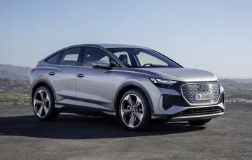 Vista lateral del Audi Q4 e-tron destacando su diseño aerodinámico
