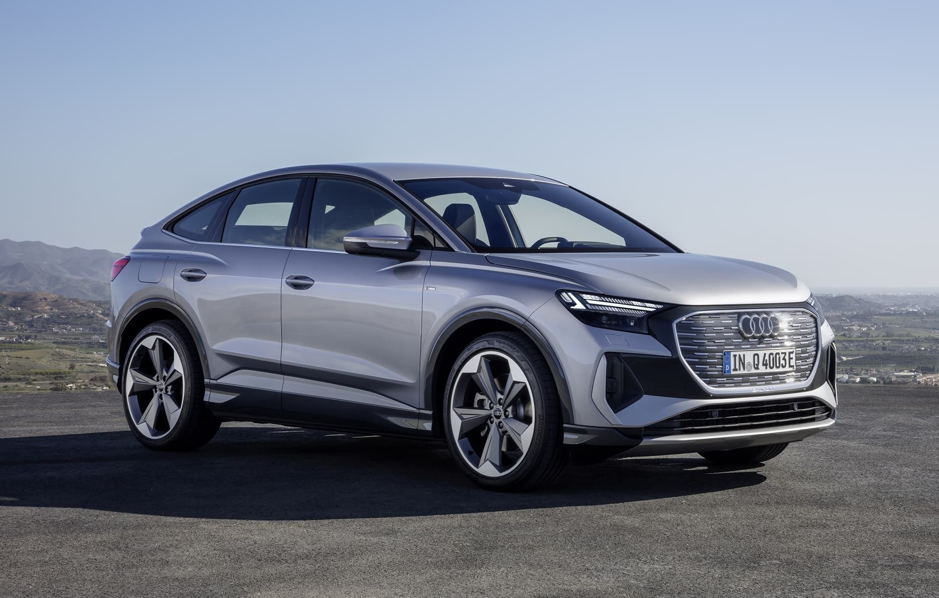 Vista lateral del Audi Q4 e-tron destacando su diseño aerodinámico