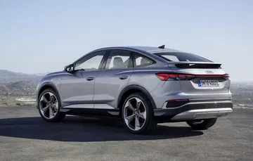 Vista lateral del Audi Q4 e-tron destacando su línea aerodinámica.