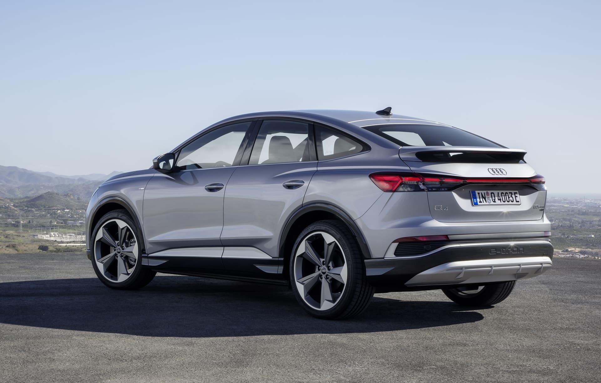 Vista lateral del Audi Q4 e-tron destacando su línea aerodinámica.