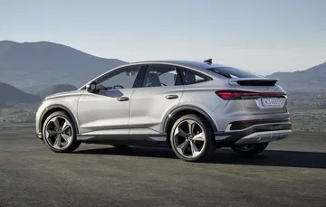 Vista lateral del Audi Q4 e-tron destacando su diseño aerodinámico