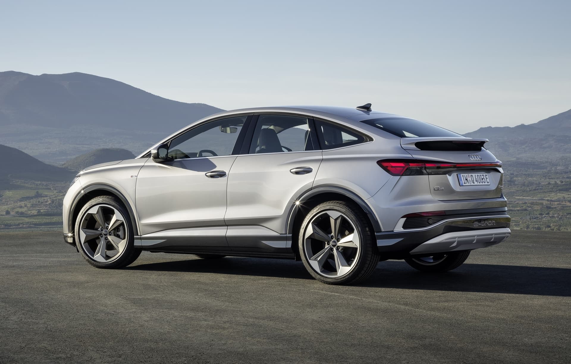 Vista lateral del Audi Q4 e-tron destacando su diseño aerodinámico
