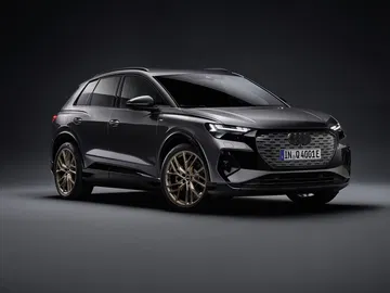 Vista lateral y delantera del Audi Q4 e-tron, diseño sofisticado.