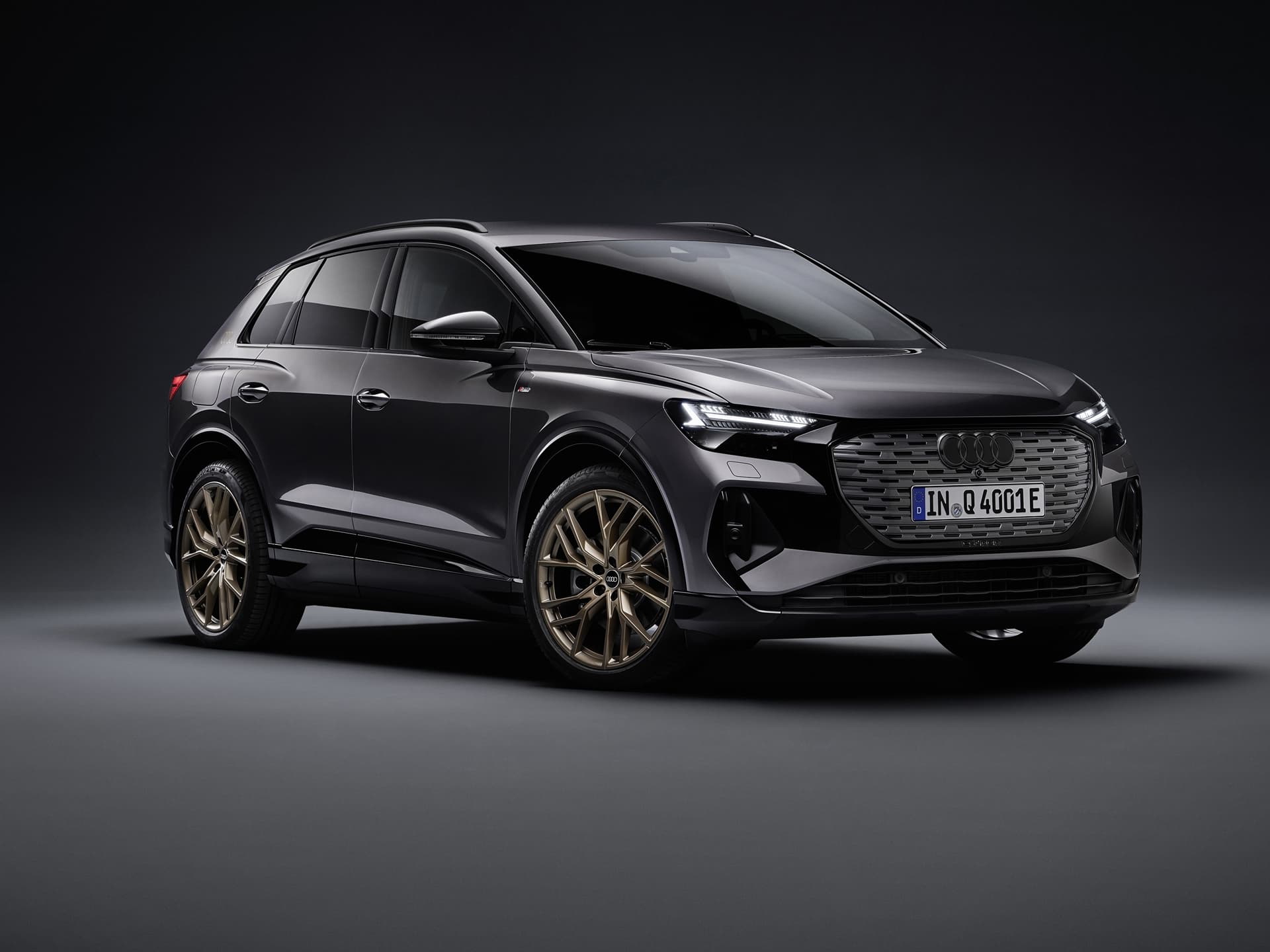 Vista lateral y delantera del Audi Q4 e-tron, diseño sofisticado.