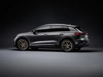 Vista lateral del Audi Q4 e-tron resaltando su diseño aerodinámico.