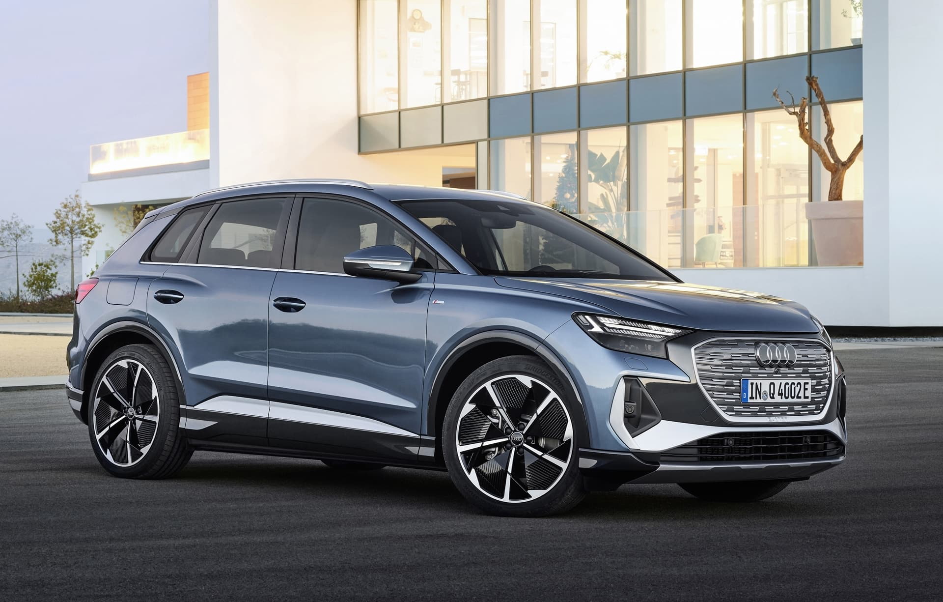 Vista lateral del Audi Q4 e-tron destacando su diseño aerodinámico.