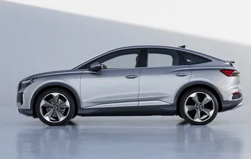 Vista perfilada del Audi Q4 e-tron destacando su diseño aerodinámico.