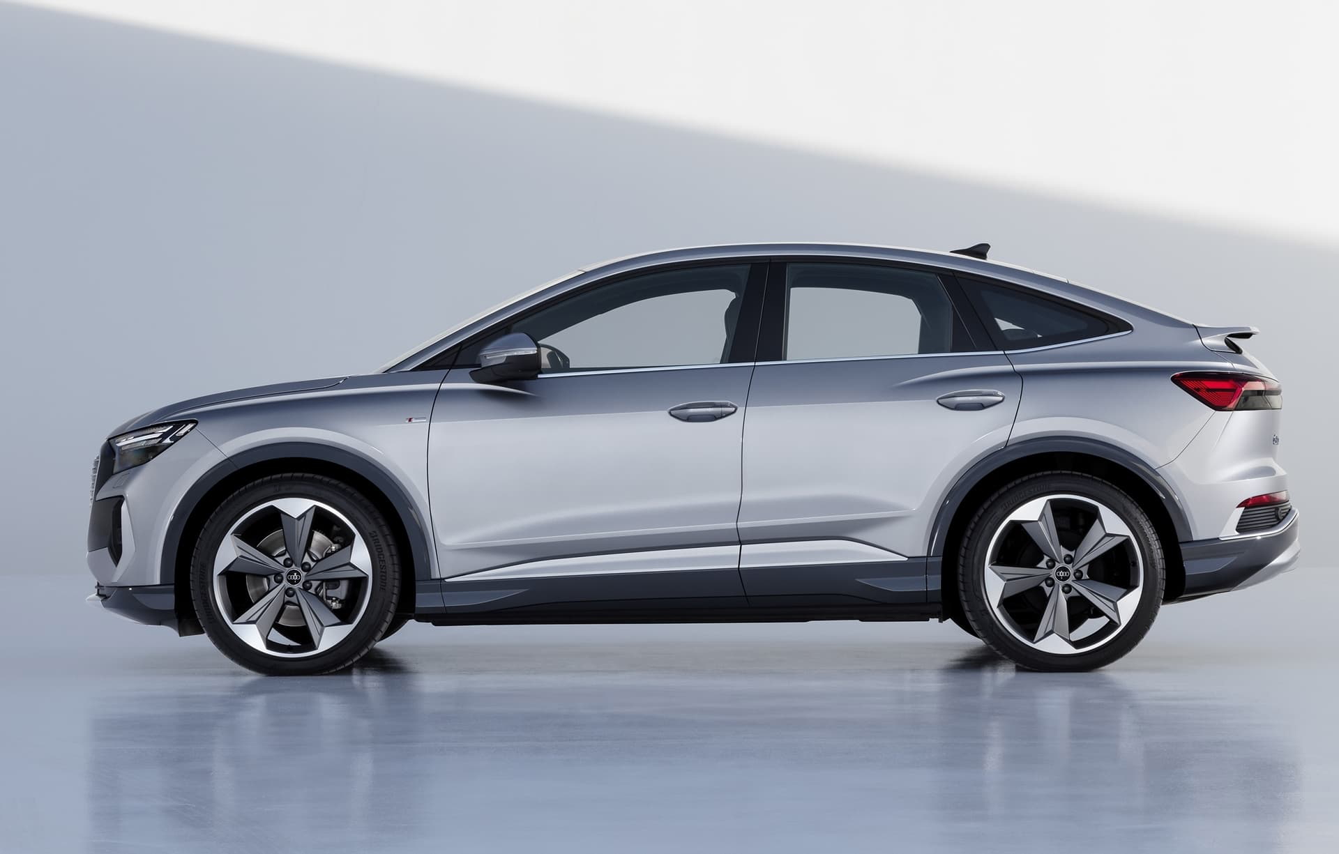 Vista perfilada del Audi Q4 e-tron destacando su diseño aerodinámico.