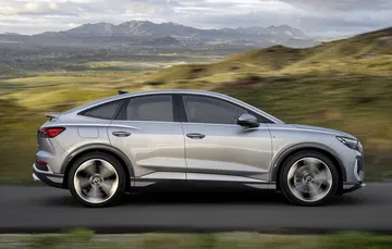 Vista lateral del Audi Q4 e-tron mostrando su diseño aerodinámico.