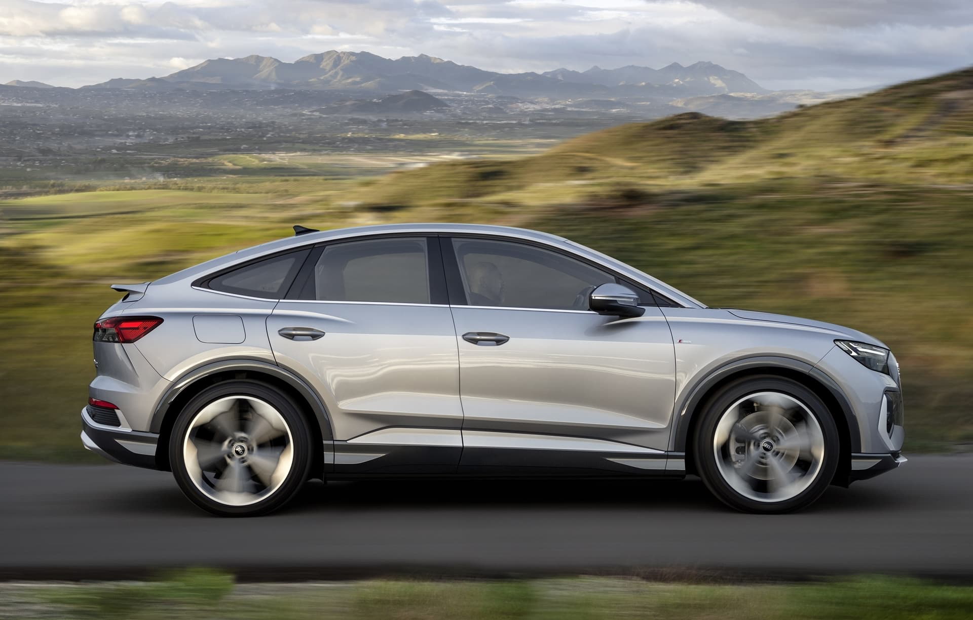 Vista lateral del Audi Q4 e-tron mostrando su diseño aerodinámico.
