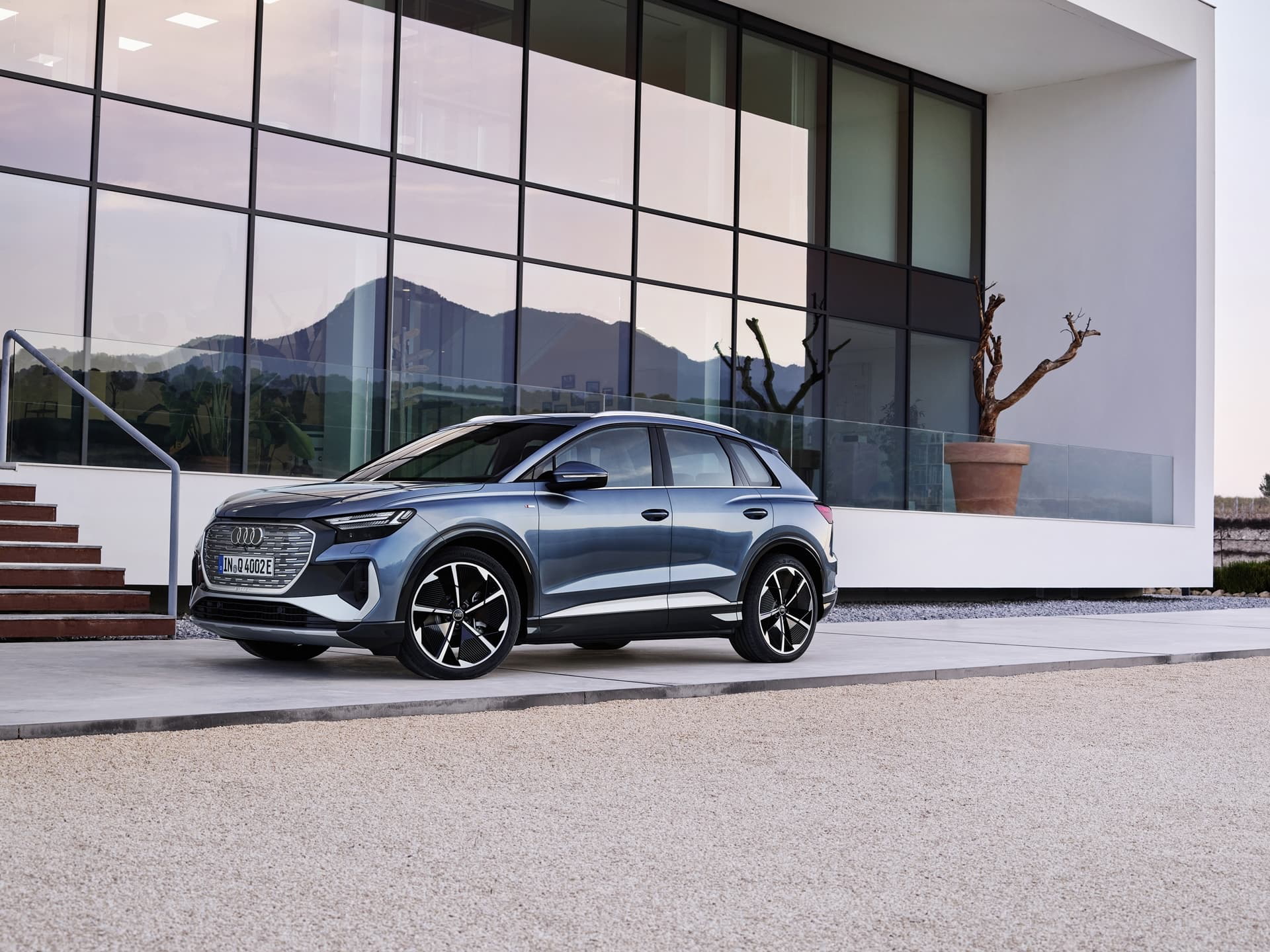 Vista lateral del Audi Q4 e-tron destacando su línea y diseño aerodinámico.