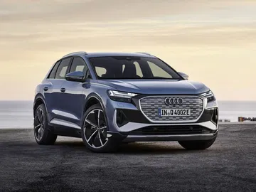 Vista angular delantera del Audi Q4 e-tron destacando su diseño vanguardista.