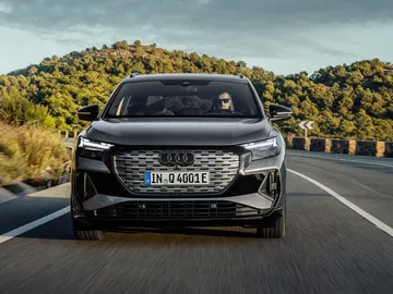 Vista frontal del Audi Q4 e-tron, destacando su parrilla y faros LED