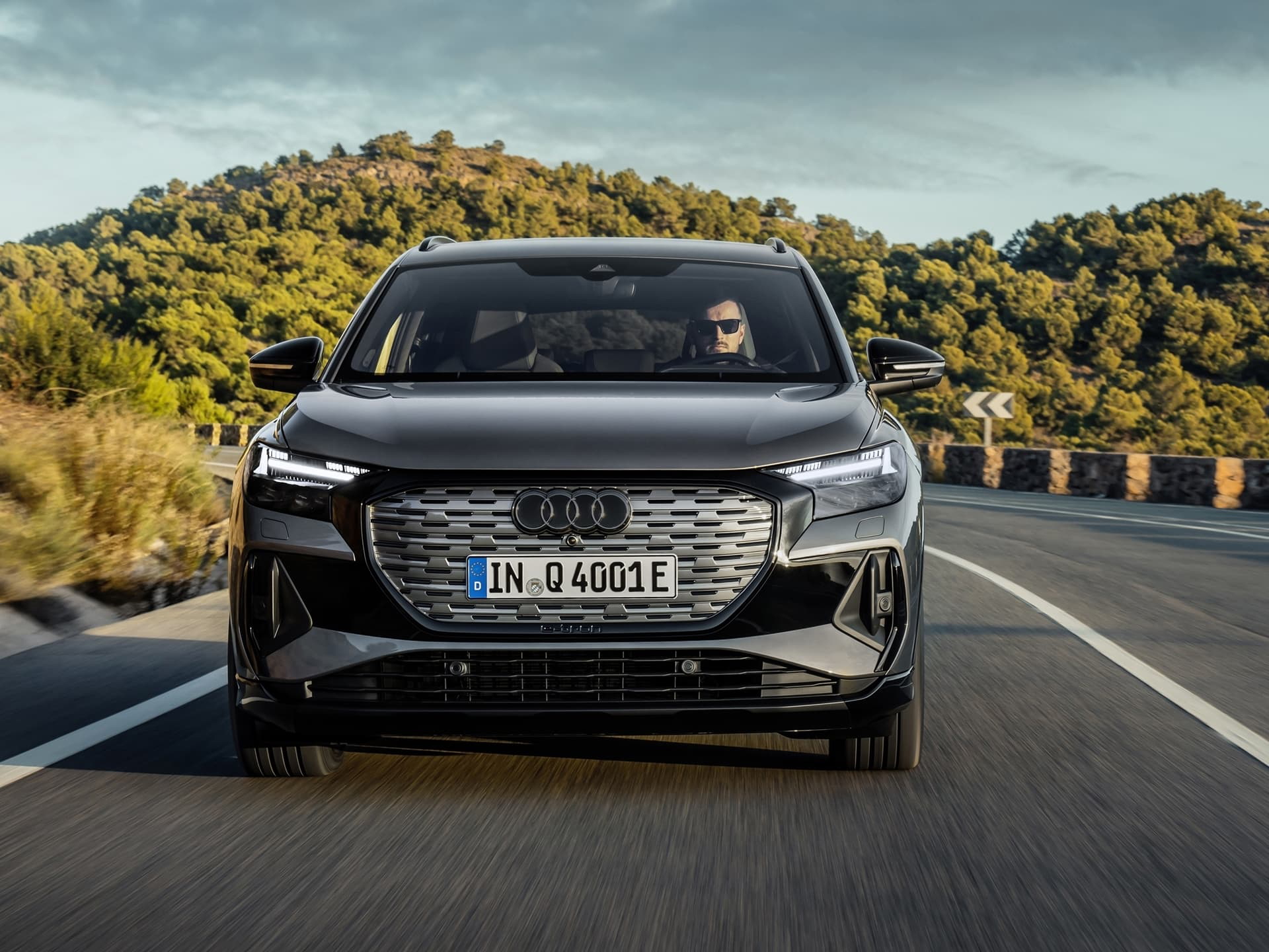 Vista frontal del Audi Q4 e-tron, destacando su parrilla y faros LED