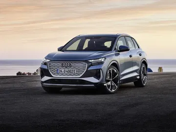 Vista frontal y lateral del Audi Q4 e-tron, destacando su diseño dinámico.