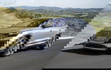 Vista angular delantera del Audi Q4 e-tron, destacando su diseño vanguardista.