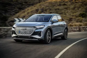 Imagen dinámica del Audi Q4 e-tron mostrando su perfil y frontal.