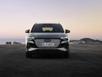 Vista frontal del Audi Q4 e-tron destacando su diseño e iluminación LED.