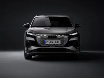 Vista frontal imponente del Audi Q4 e-tron, destacando su parrilla y faros LED.