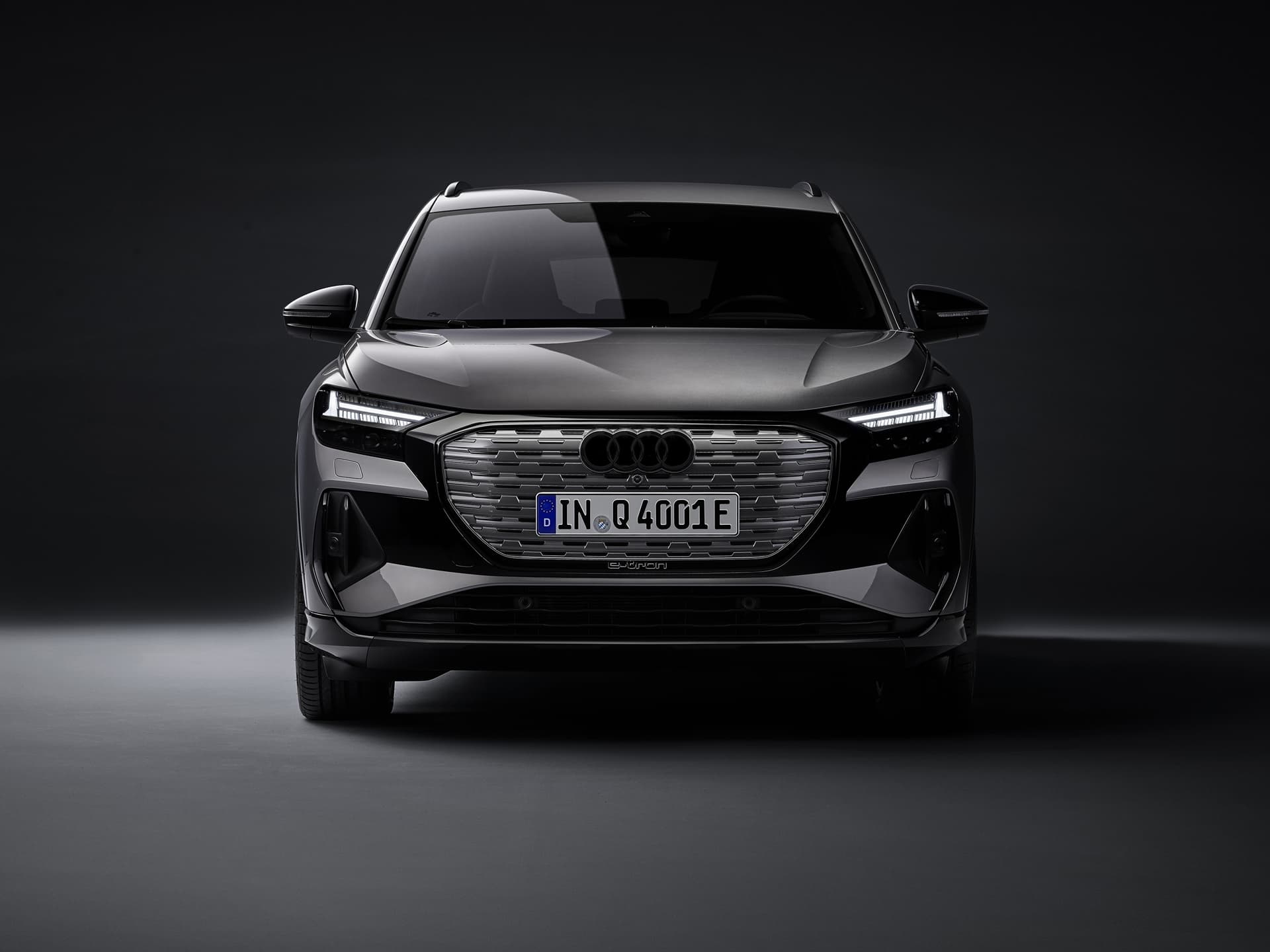 Vista frontal imponente del Audi Q4 e-tron, destacando su parrilla y faros LED.