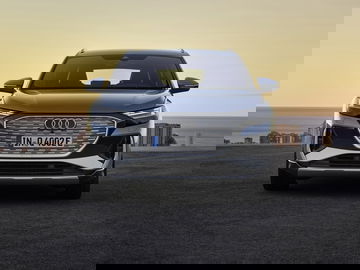 Vista frontal del Audi Q4 e-tron destacando su parrilla y faros.