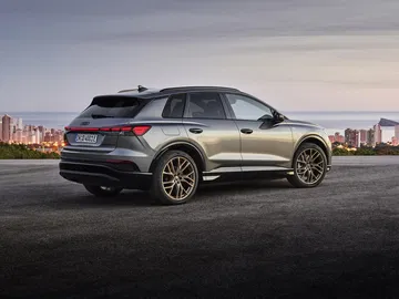 Vista lateral del Audi Q4 e-tron destacando su diseño aerodinámico.