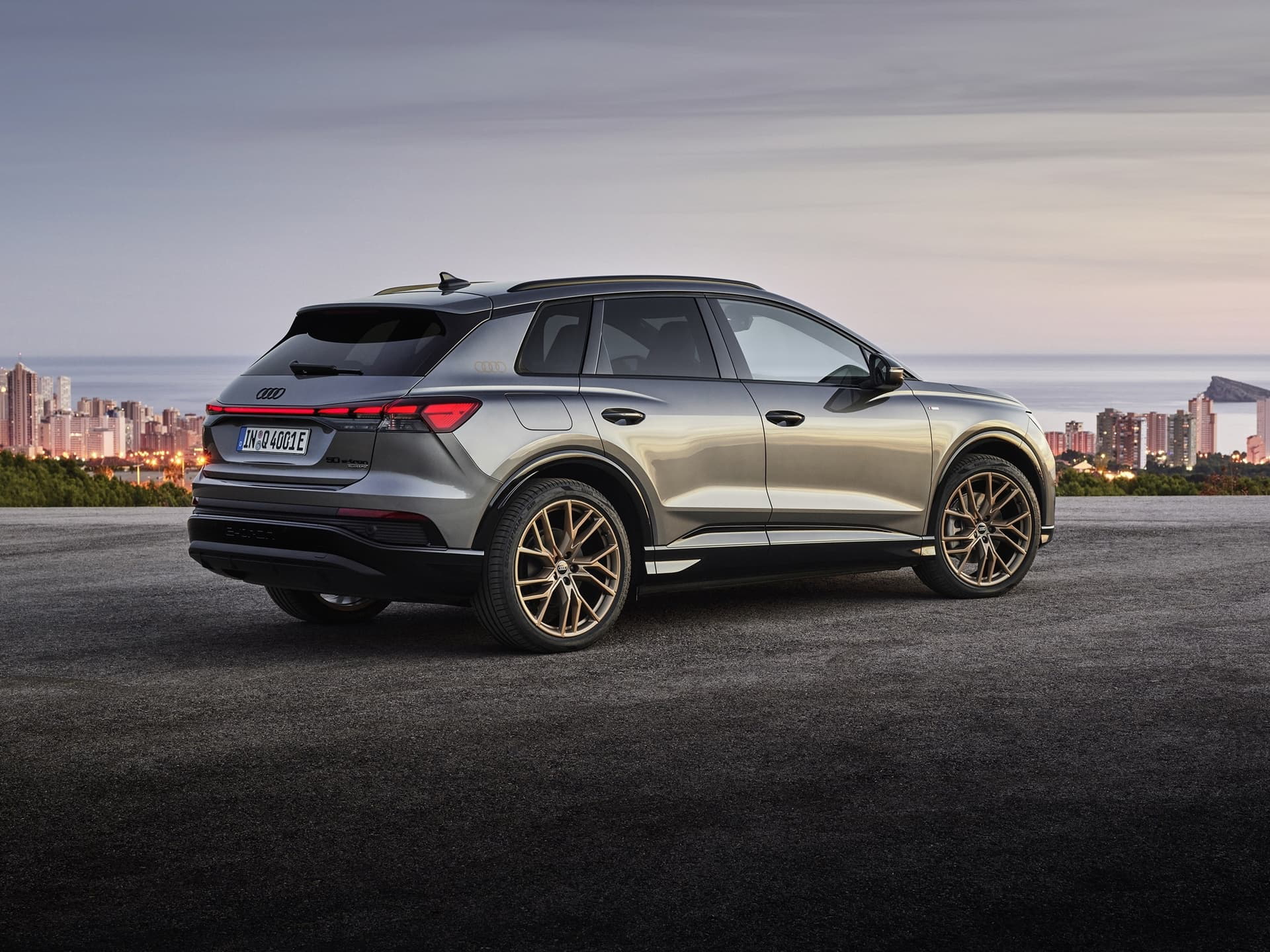 Vista lateral del Audi Q4 e-tron destacando su diseño aerodinámico.