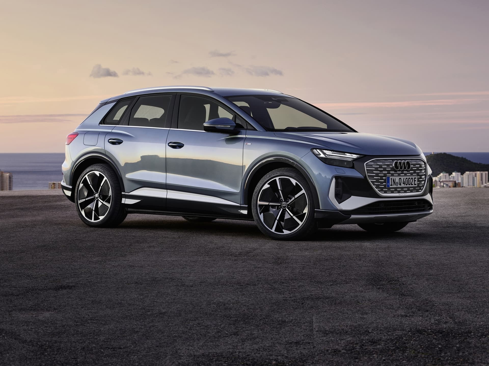 Vista lateral del Audi Q4 e-tron destacando su diseño aerodinámico.