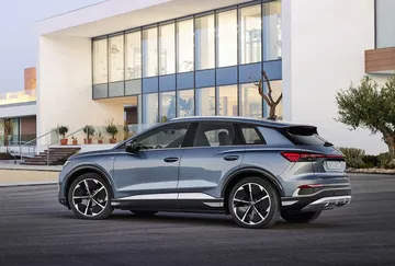 Perfil del Audi Q4 e-tron destacando su línea dinámica y llantas exclusivas.