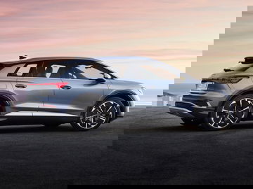 Vista lateral del Audi Q4 e-tron destacando su línea aerodinámica.