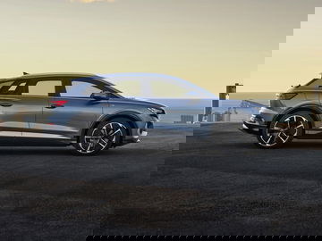 Vista lateral del Audi Q4 e-tron mostrando diseño y llantas.