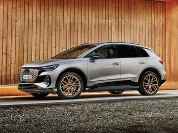 Vista lateral del Audi Q4 e-tron mostrando su diseño aerodinámico.