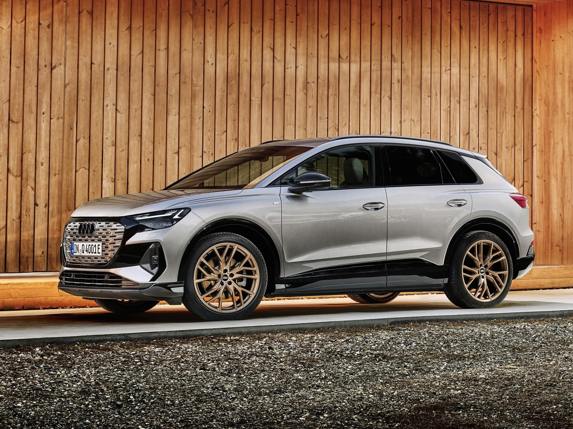 Vista lateral del Audi Q4 e-tron mostrando su diseño aerodinámico.