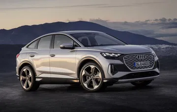 Vista lateral del Audi Q4 e-tron destacando su diseño aerodinámico.