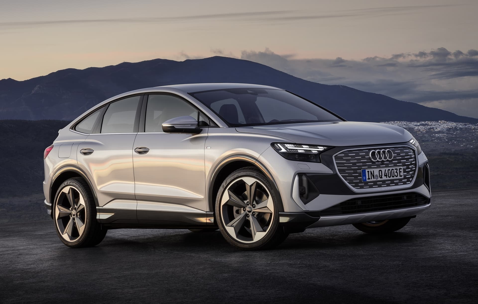 Vista lateral del Audi Q4 e-tron destacando su diseño aerodinámico.