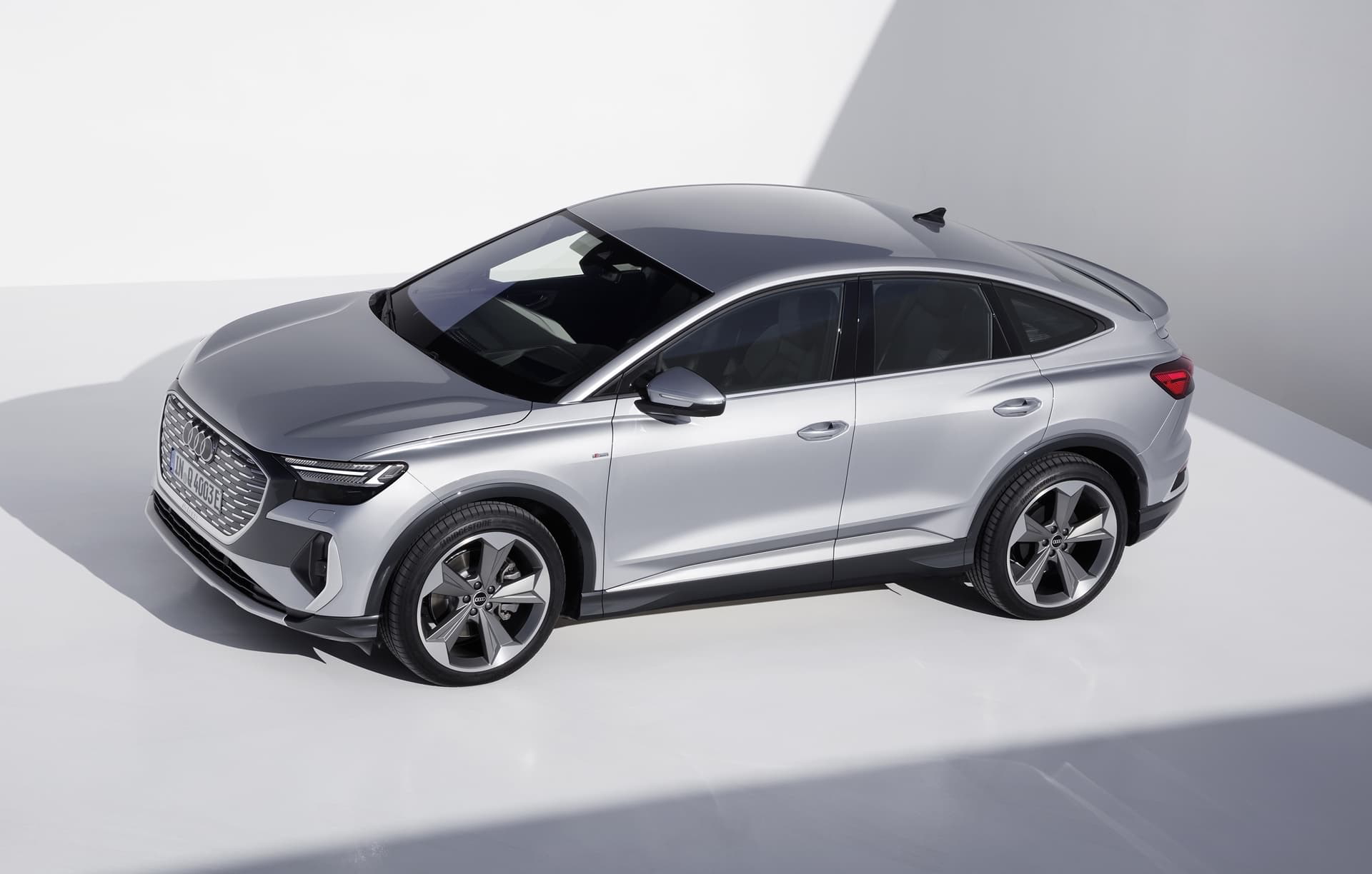 Vista lateral del Audi Q4 e-tron mostrando su elegante línea y llantas.