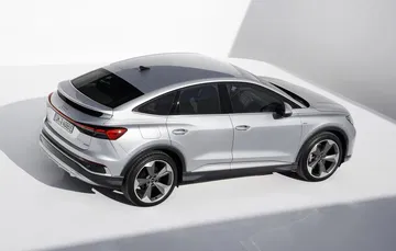 Vista lateral del Audi Q4 e-tron destacando su diseño aerodinámico.