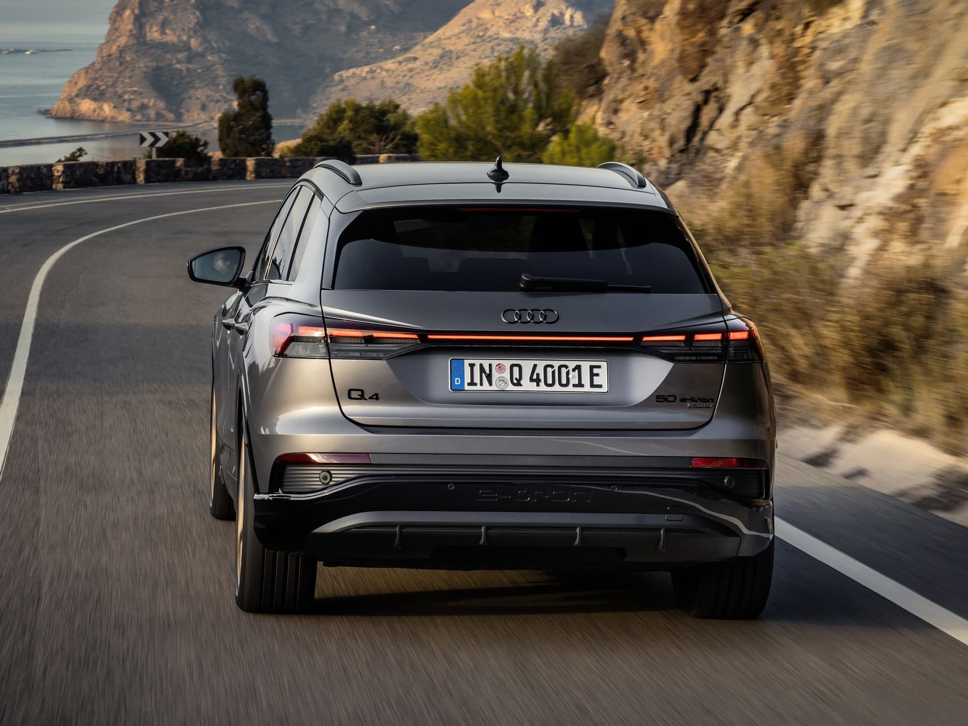 Imagen dinámica del Audi Q4 e-tron mostrando la parte trasera y diseño de luces.