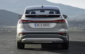 Vista trasera del Audi Q4 e-tron destacando diseño luces y parachoques