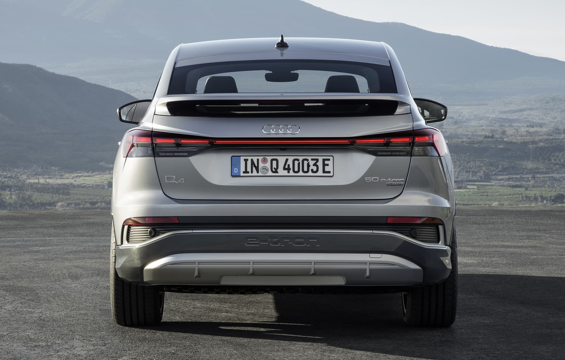 Vista trasera del Audi Q4 e-tron destacando diseño luces y parachoques