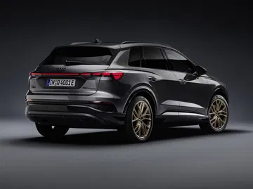 Vista trasera y lateral del Audi Q4 e-tron, mostrando su dinámico diseño.