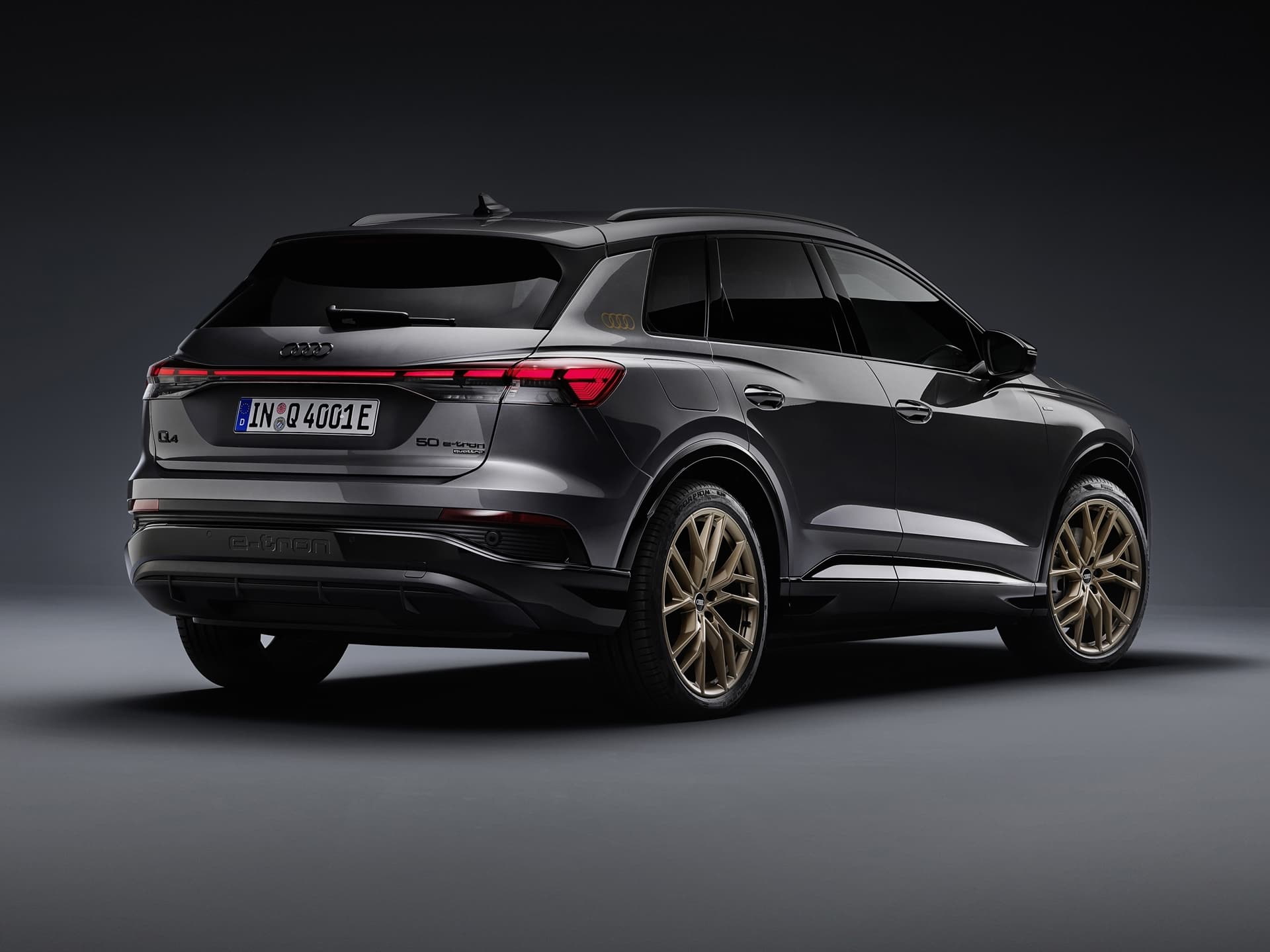 Vista trasera y lateral del Audi Q4 e-tron, mostrando su dinámico diseño.